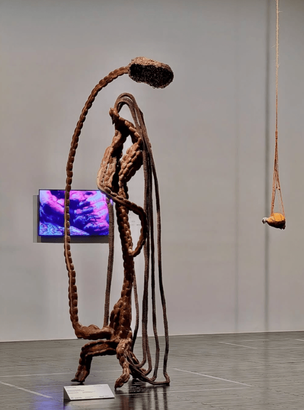 Escultura em escala humana exposta em galeria