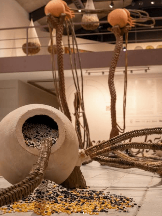 Instalação com pote de barro e esculturas emergentes
