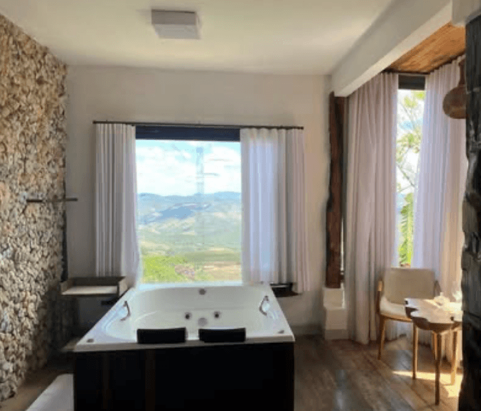 Suíte com banheira e vista para as montanhas