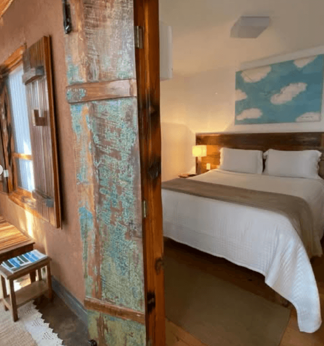 Suíte com porta rústica em tons de verde